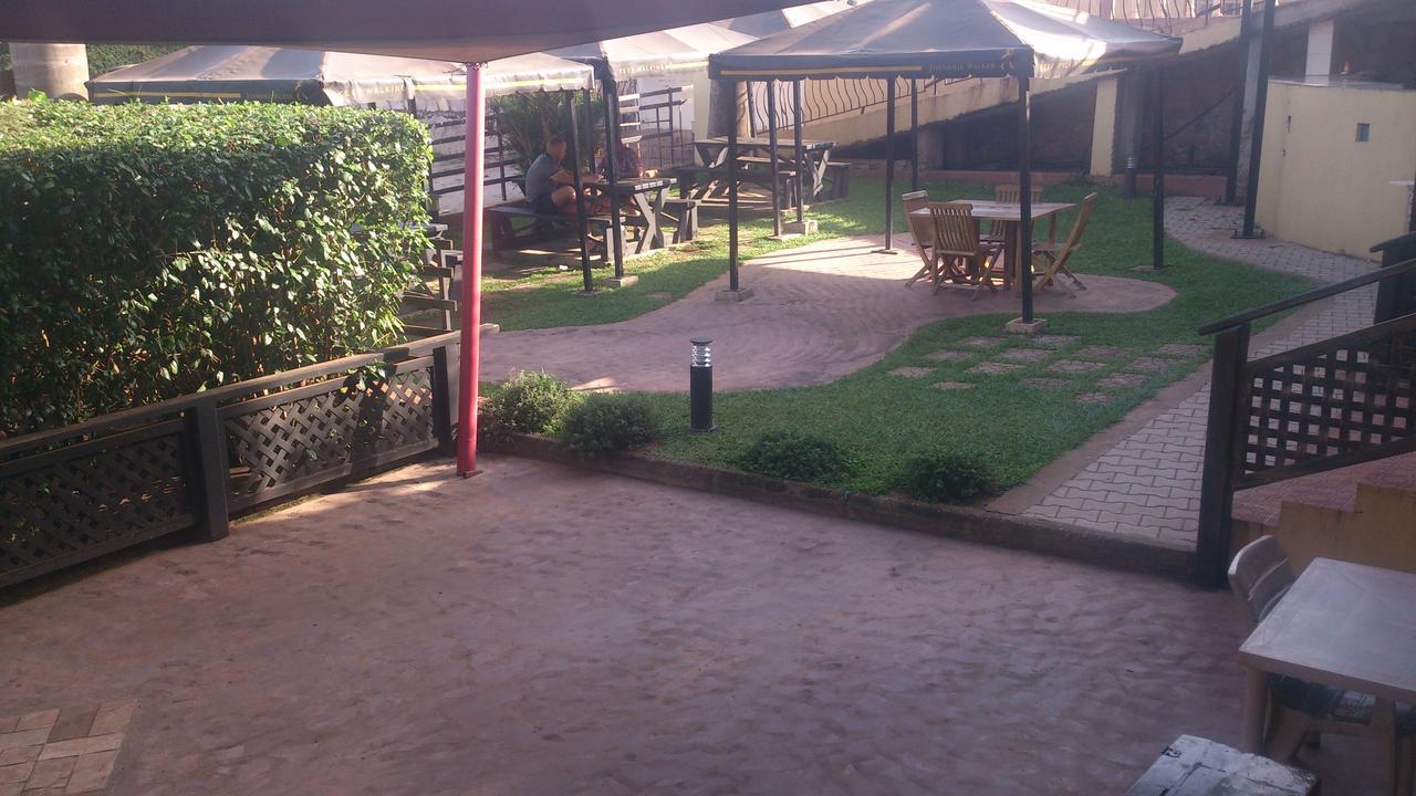 Oceanic House City Park Motel Entebbe Exterior photo